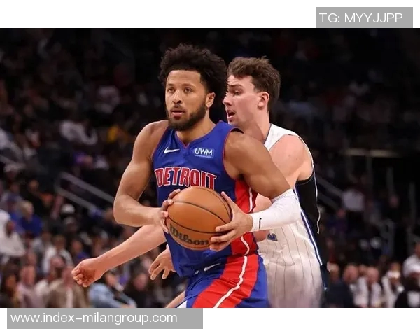 身材高挑的里斯身穿尼克斯配色大衣观战NBA绯闻男友小卡特为魔术出战