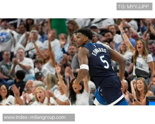 兰德尔表现平平14投仅5中贡献13分3篮板11助攻三分球命中率不佳