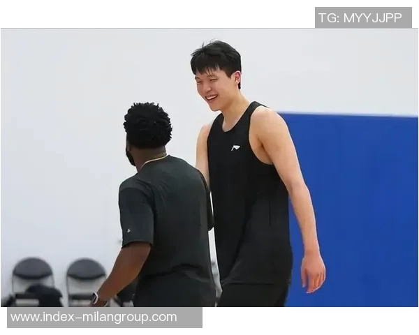 杨瀚森在场上展现更强对抗性与进攻存在感提升的全新表现