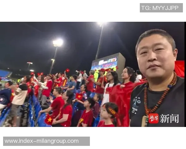 泰州首届苏超夺冠后迅速建设冠军奖杯打卡点吸引众多球迷前来留影